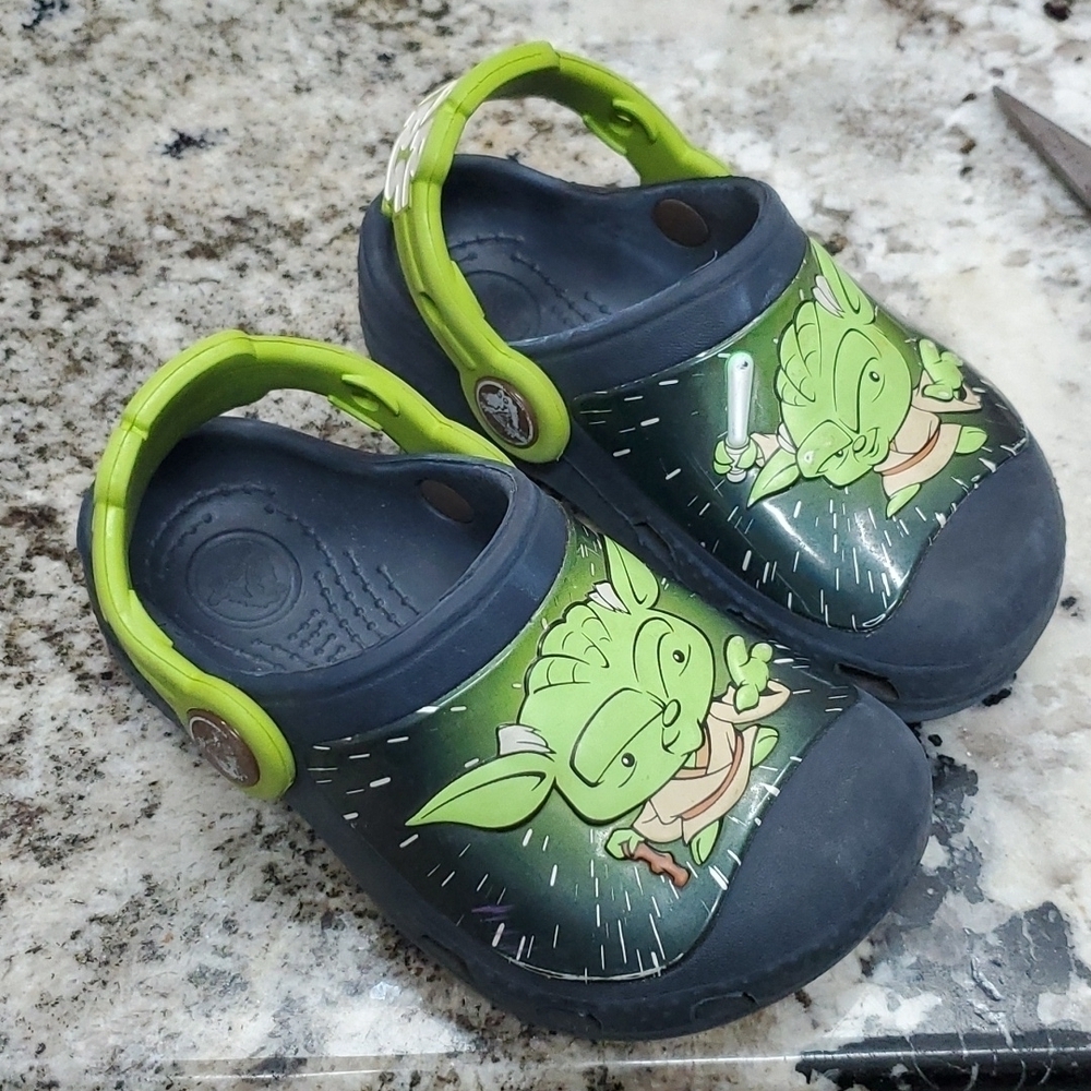 Crocs Star Wars Yoda size 6 To 7C shoes